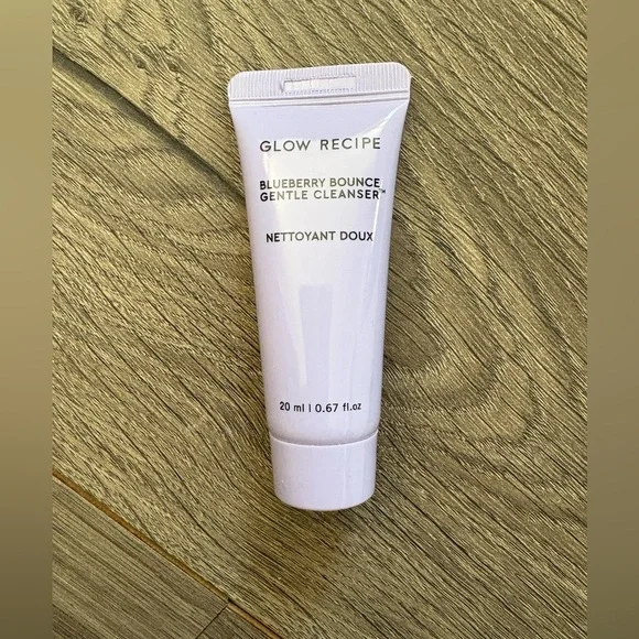 Glow Recipe | Blueberry Bounce Gentle Cleanser Deluxe Mini - Picture 2 of 4